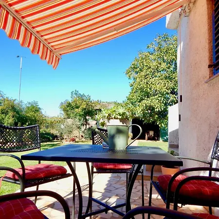 Guest house Lovley Rural With Garden Pula